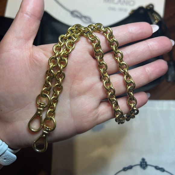 Authentic Prada Re-Edition 2005 Saffiano leather bag 🌹$1950🌹 - Picture 6 of 8